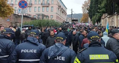 В сети публикуют видео первых стычек между полицейскими и протестующими против закона об иноагентах в Тбилиси